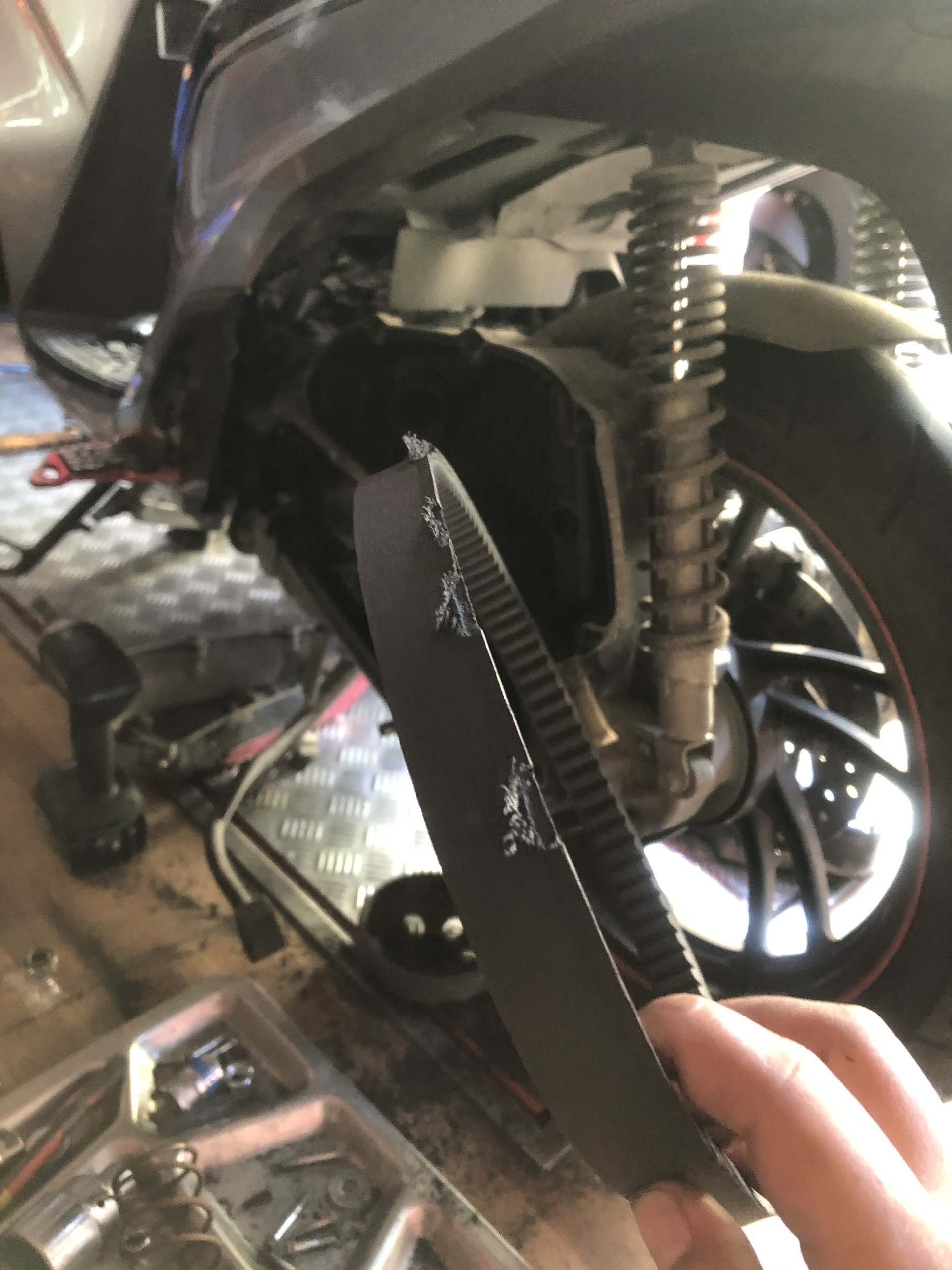 Dấu hiệu nhận biết hư hỏng dây curoa xe tay ga - Tri Racing Shop