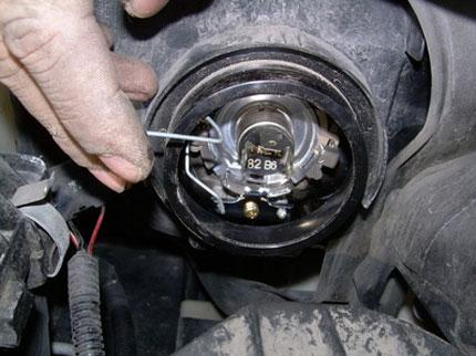 Hướng dẫn cách thay bóng đèn pha bị hỏng