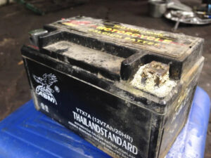 Dấu hiệu nhận biết bình ắc quy xe máy bị hỏng, yếu điện