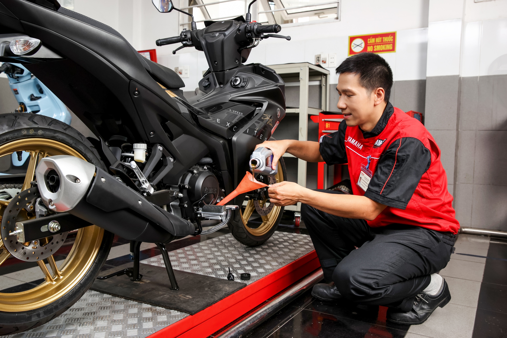 cách kiểm tra nhớt xe máy