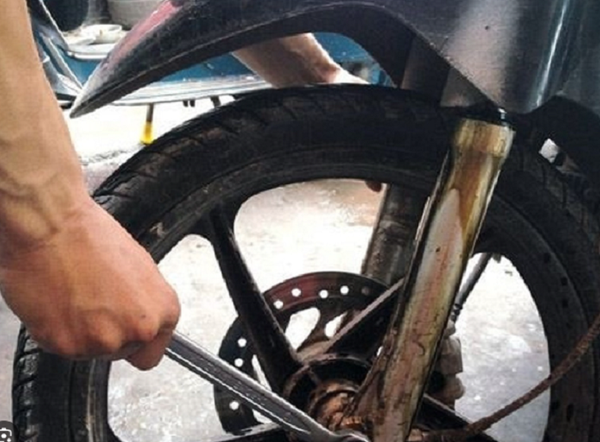 Phuộc xe máy bị xì dầu - Nguyên nhân và cách khắc phục – Phụ tùng xe máy  Terasu