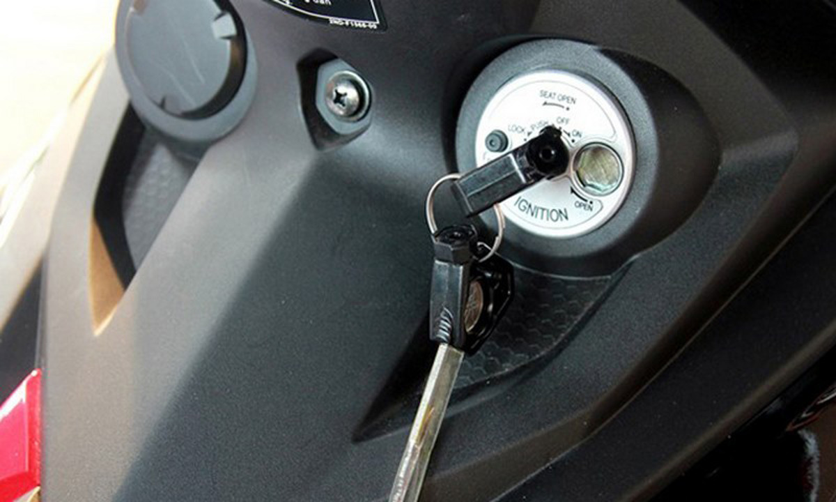 Xe máy bật chìa khóa không lên điện do đâu