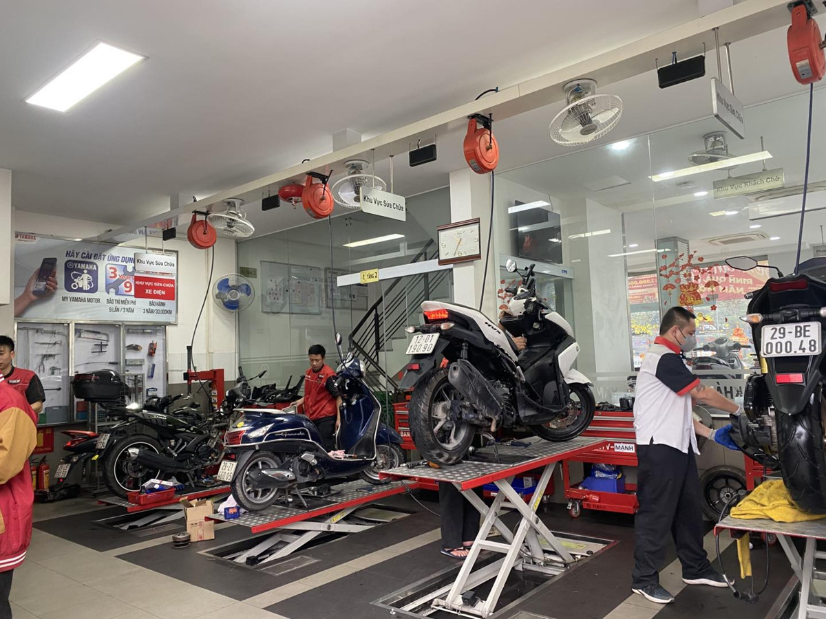 Xe máy để ngoài mưa không nổ phải làm sao